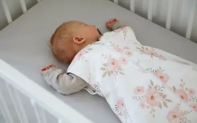 Jak kłaść niemowlaka do spania? Bezpieczny sen krok po kroku