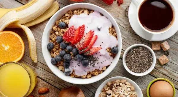 Dieta po porodzie naturalnym: Co jeść? Obalamy mity i wspieramy laktację
