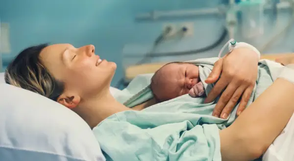 Jak przyspieszyć poród? Bezpieczne metody domowe i szpitalne